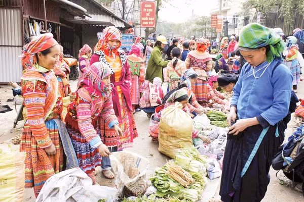 Đa dạng sắc màu, sáng bừng phiên chợ quê. 