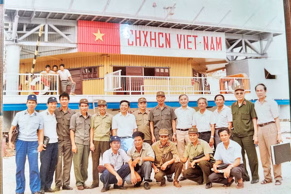 Đại tá Nguyễn Quý (thứ 5 từ trái sang) và các kỹ sư, chuyên gia thực hiện công trình phần trên của Nhà giàn DK1. (Ảnh NVCC)