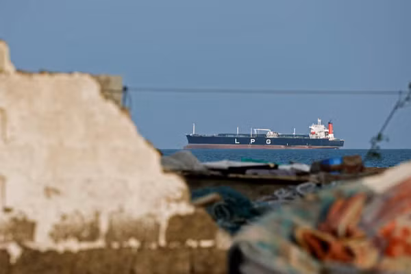 Tình hình căng thẳng tại eo biển Hormuz đang tác động toàn diện tới các vấn đề quan trọng toàn cầu.
