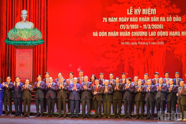 Tổng Bí thư Tô Lâm cùng các đồng chí lãnh đạo, nguyên lãnh đạo Đảng, Nhà nước chụp hình lưu niệm cùng lãnh đạo Báo Nhân Dân qua các thời kỳ.