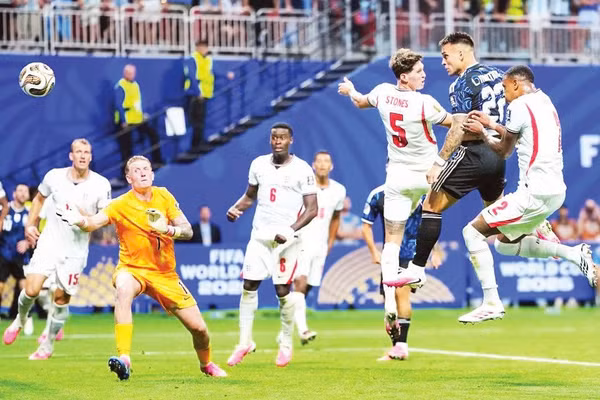 Argentina thắng Anh (áo trắng) 2-1 để tiến vào chung kết. (Ảnh: TÂN HOA XÃ)
