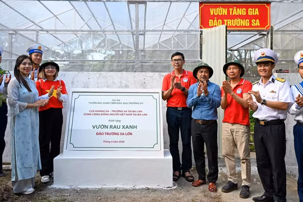 Vườn rau xanh có mái che do Câu lạc bộ Hoàng Sa-Trường Sa tại Ba Lan cùng cộng đồng người Việt Nam tại Ba Lan quyên góp trao tặng quần đảo Trường Sa và Nhà giàn DK1. (Ảnh: LINH KHÁNH)