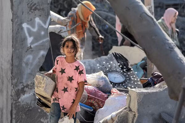 Một tòa nhà đổ nát ở Khan Younis, phía nam Dải Gaza trong cuộc xung đột giữa Israel và Hamas. Ảnh | AFP/GETTY