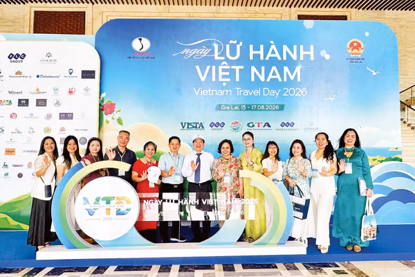 Đại diện các doanh nghiệp lữ hành tại lễ khai mạc.
