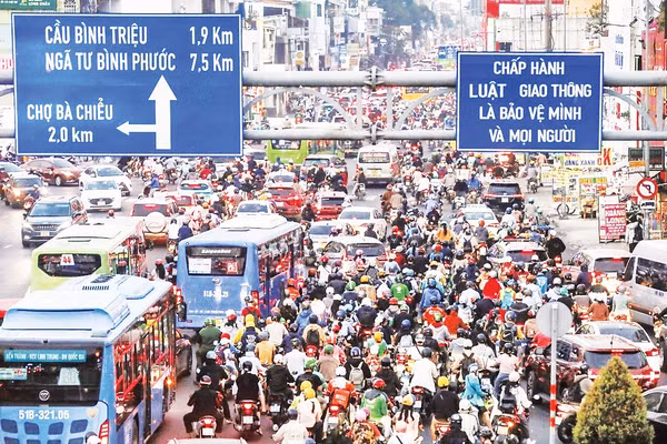 Nhiều giải pháp khuyến khích người dân sử dụng xe buýt, xe sử dụng nhiên liệu sạch sẽ sớm triển khai. Ảnh: ANH KHUÊ