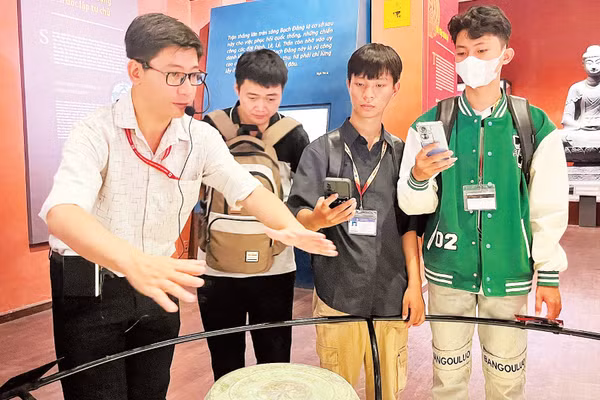 Du khách tìm hiểu câu chuyện hiện vật tại Bảo tàng Lịch sử Thành phố Hồ Chí Minh. Ảnh: Mỹ Dung