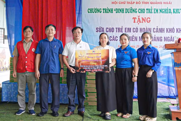 Trao bảng tượng trưng hỗ trợ sữa cho học sinh tại Trường Mầm non Măng Non.