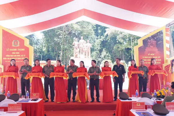 Các đại biểu thực hiện nghi thức cắt băng khánh thành công trình. 