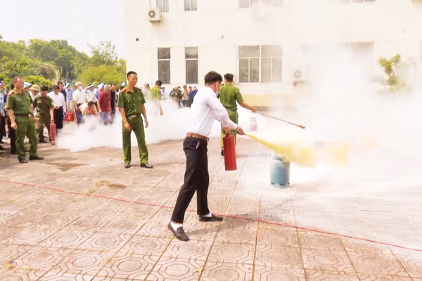 Một buổi tập huấn kỹ năng PCCC cho lực lượng ở cơ sở. Ảnh: ĐỨC HIỂN