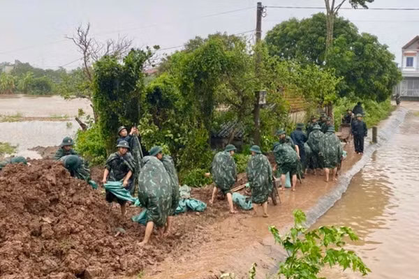 Lực lượng chức năng cùng chính quyền và nhân dân xã Hồng Vũ khắc phục sự cố đê điều. 