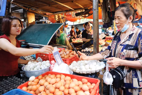 Người dân phải cân nhắc kỹ khi đi chợ sao cho hợp túi tiền. Ảnh | Khiếu Minh