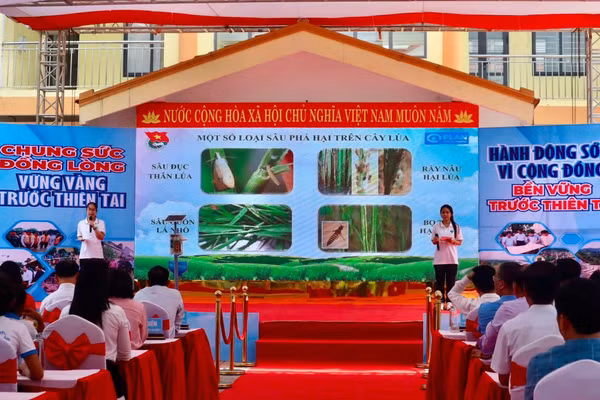 Hà My và Nam Phương tự tin trong buổi thuyết trình giới thiệu về dự án. Ảnh: Plan International Việt Nam