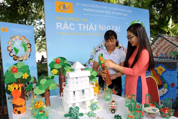 Các sản phảm được tái chế từ rác thải nhựa. Ảnh | Trần Hải