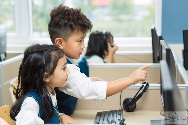 Nhiều nhà trường cho phép học sinh sử dụng máy tính kết nối mạng để học tập dưới sự giám sát của giáo viên. Ảnh | QUỲNH TRANG