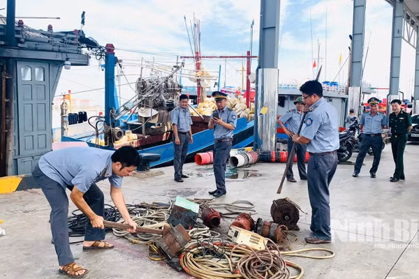 Lực lượng chức năng tỉnh Ninh Bình thực hiện tiêu hủy các ngư cụ đánh bắt mang tính hủy diệt thu giữ được từ các đợt ra quân kiểm tra, xử lý.