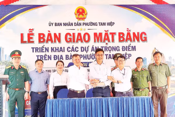 Ngày 3/8, phường Tam Hiệp đã bàn giao mặt bằng để triển khai ba dự án trọng điểm trên địa bàn. Ảnh: Ủy ban nhân dân phường Tam Hiệp
