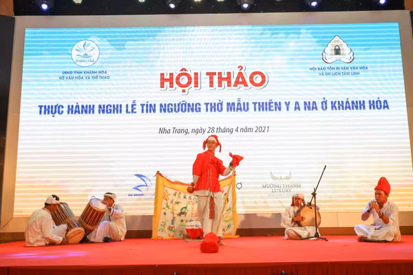 Các nghệ nhân người Chăm tái hiện một phần nghi lễ Rijaharei trong tín ngưỡng thờ thần Mẹ xứ sở.