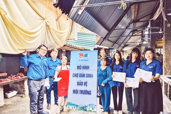 Thanh niên xung kích lan tỏa lối sống xanh.