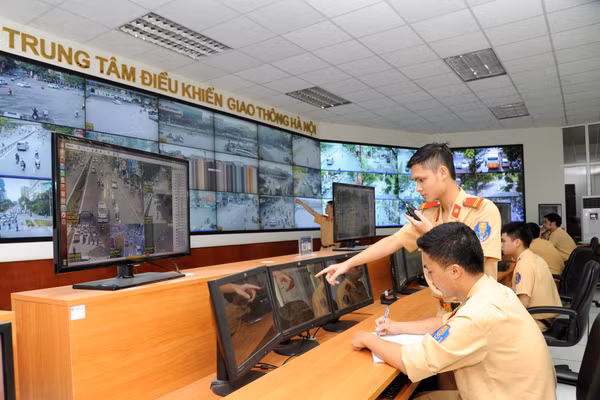 Giám sát từ trung tâm điều hành giúp giảm lực lượng làm nhiệm vụ trực tiếp trên đường. Ảnh | Trần Hải