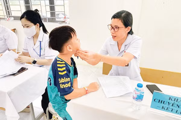 Khám sức khỏe, sàng lọc miễn phí cho học sinh phường Tự Lạn trước thềm năm học mới. Ảnh: Văn Ban
