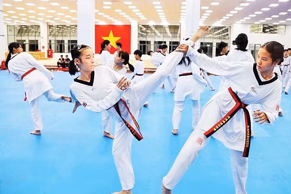 Đội tuyển taekwondo tập luyện tại Nhà thi đấu Phú Thọ.