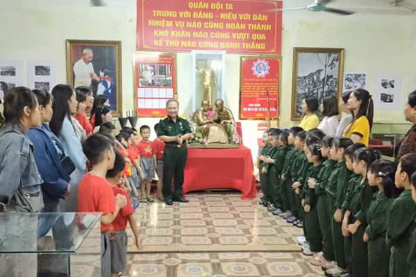 Với hệ thống hiện vật ở Bảo tàng, có thêm các cựu tù cách mạng kể chuyện, các bài học lịch sử trở nên chân thực, cảm xúc và thuyết phục hơn.