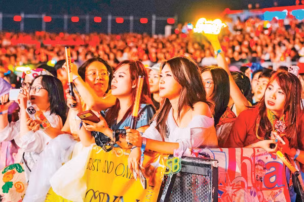 Khán giả trẻ hào hứng tham dự một đêm concert ở Hà Nội.