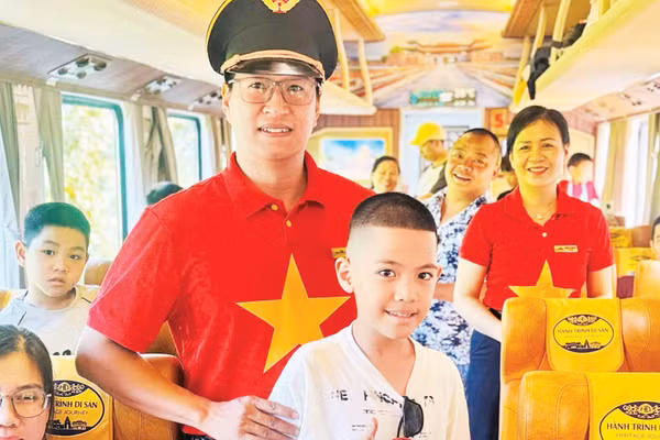 Tặng quà cho hành khách trúng thưởng khi đi tàu “Kết nối di sản miền trung”.