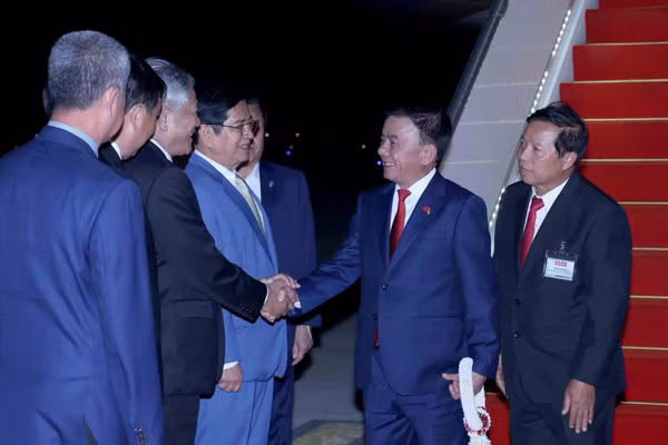 Lãnh đạo các cơ quan Đảng Nhân dân Campuchia đón Thường trực Ban Bí thư Trần Cẩm Tú tại Sân bay Quốc tế Techo. (Ảnh: TTXVN)