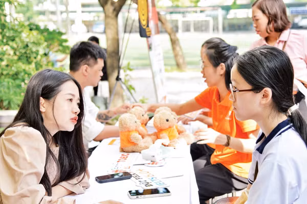 Buổi tư vấn hướng nghiệp cho học sinh Trường THPT Yên Hòa (Hà Nội). (Ảnh THẾ ĐẠI)
