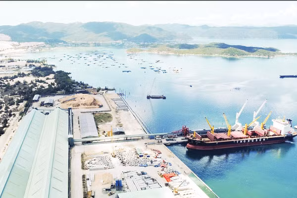 Vịnh Vân Phong hội đủ điều kiện để hình thành trung tâm dự trữ và trung chuyển năng lượng quy mô lớn. Ảnh: Bùi Hoàng 