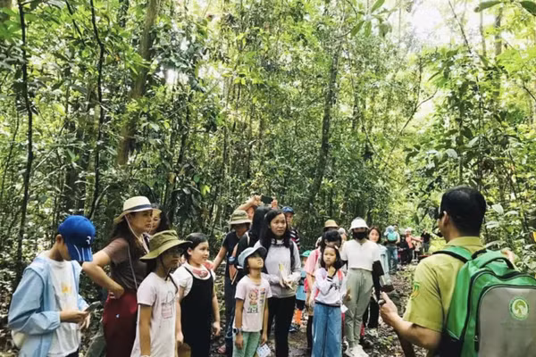 Du khách thích thú khi du lịch trải nghiệm hoà mình vào thiên nhiên.