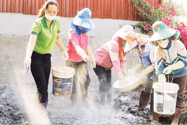 Hướng dẫn bà con ủ vỏ cà-phê. Ảnh: Bùi Hà