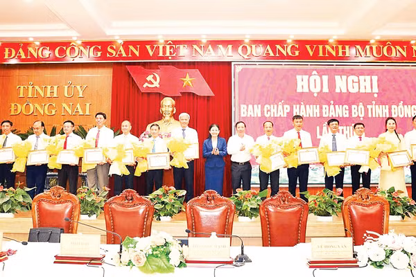 Lãnh đạo tỉnh Đồng Nai khen thưởng các Đảng bộ trực thuộc tỉnh hoàn thành xuất sắc nhiệm vụ năm 2025. Ảnh: Huy Anh 