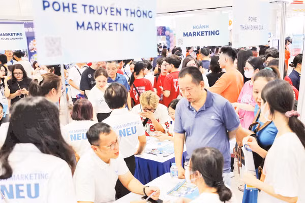 Các hoạt động tư vấn tuyển sinh năm 2026 thu hút sự quan tâm của học sinh và phụ huynh. 