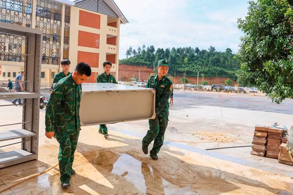 Bộ đội Biên phòng giúp đỡ các trường phổ thông nội trú trên biên giới tỉnh Lào Cai. (Ảnh: CÔNG HẢI)