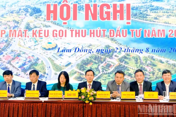 Đại diện lãnh đạo các phường trên địa bàn Đà Lạt và xã Lạc Dương chủ trì hội nghị. (Ảnh: Mai Văn Bảo)