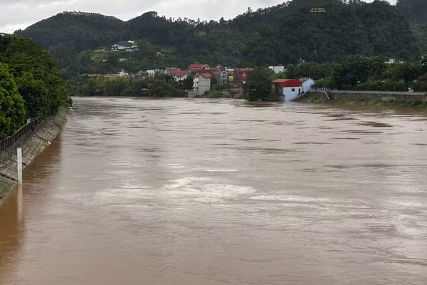 Mưa lớn làm cho nước sông Kỳ Cùng tại tỉnh Lạng Sơn dâng cao. (Ảnh: Đài Khí tượng thuỷ văn Lạng Sơn)