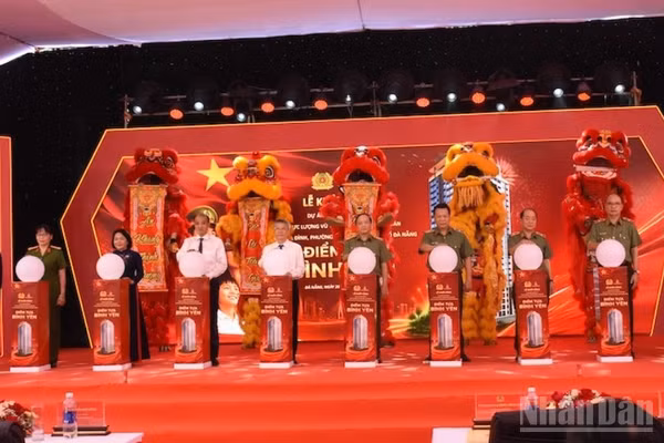 Các đại biểu thực hiện nghi thức nhấn nút khởi công dự án. (Ảnh: ANH ĐÀO)