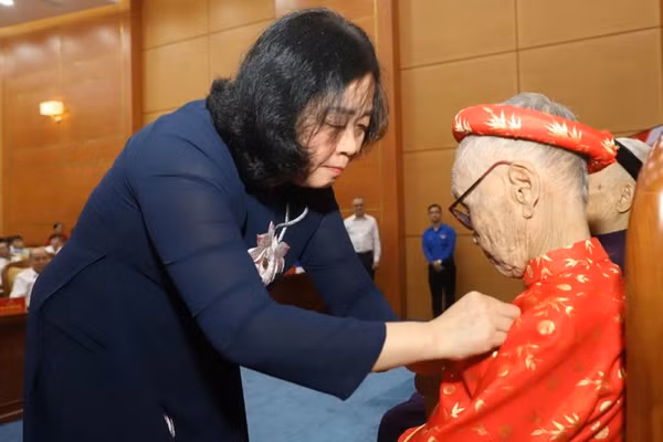 Đồng chí Bùi Thị Minh Hoài trao Huy hiệu Đảng cho đảng viên lão thành tỉnh Phú Thọ. (Ảnh: Ngọc Long)
