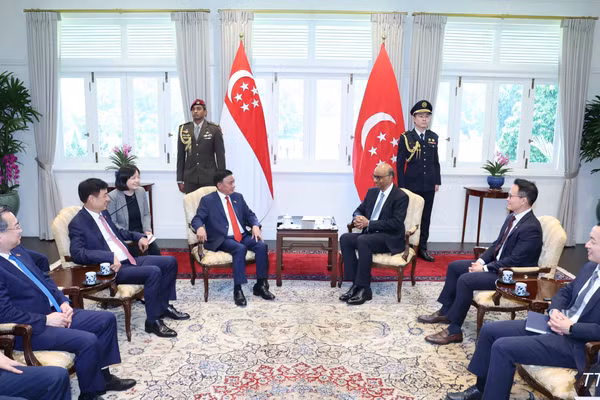 Thường trực Ban Bí thư Trần Cẩm Tú hội kiến Tổng thống Singapore Tharman Shanmugaratnam. (Ảnh: Phương Hoa/TTXVN) 