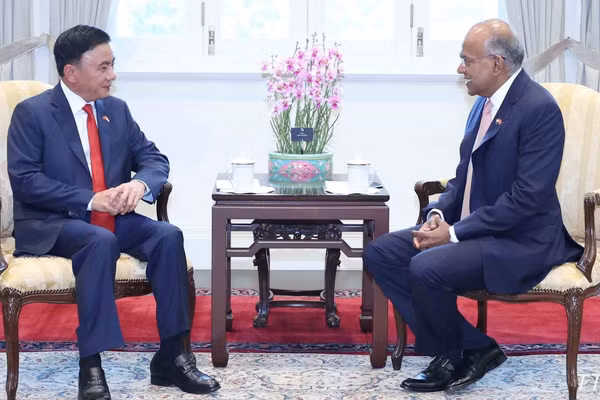Thường trực Ban Bí thư Trần Cẩm Tú gặp Bộ trưởng Cao cấp, Bộ trưởng Điều phối an ninh quốc gia và Bộ trưởng Nội vụ Singapore K. Shanmugam. (Ảnh: Phương Hoa/TTXVN)