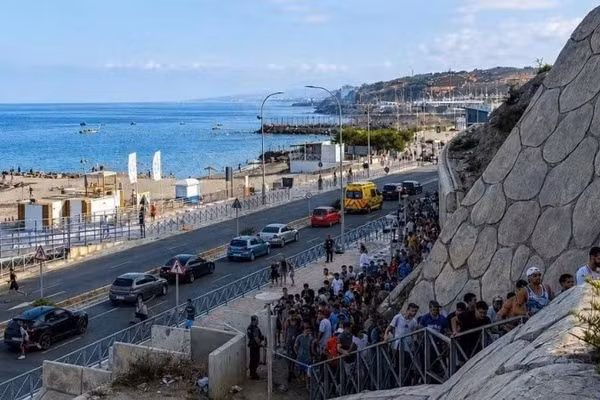 Người di cư vượt biên trái phép tiến vào Ceuta, vùng lãnh thổ của Tây Ban Nha ở Bắc Phi, ngày 30/7/2026. (Ảnh: Tân Hoa xã)