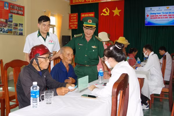 Hoạt động khám bệnh, tư vấn sức khỏe và cấp thuốc miễn phí cho người dân xã Ô Loan tại chương trình. (Ảnh: Ngũ Tố)