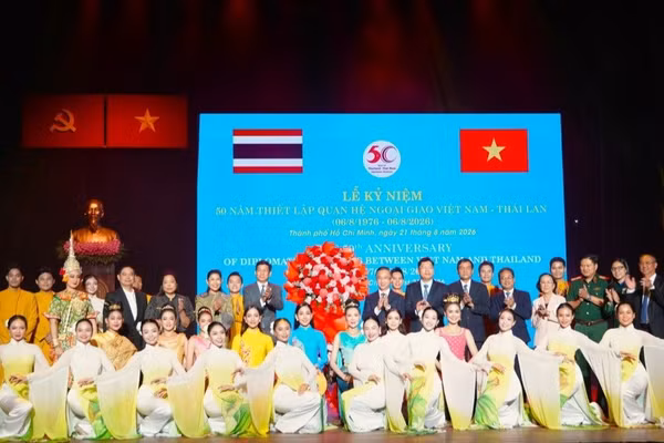 Các đại biểu chụp hình lưu niệm tại buổi lễ. (Nguồn: UBND Thành phố)