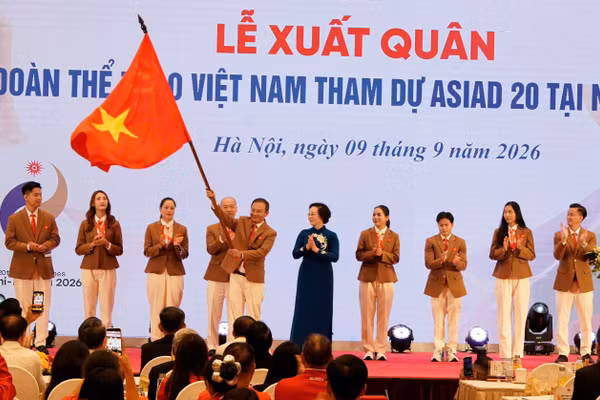 Phó Thủ tướng Phạm Thị Thanh Trà trao cờ cho Trưởng Đoàn Thể thao Việt Nam Nguyễn Hồng Minh. (Ảnh: MG)