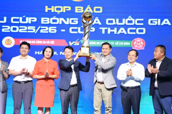 Các đại biểu tại họp báo trận Siêu Cúp mở đầu mùa bóng mới. (Ảnh: Minh Giang)