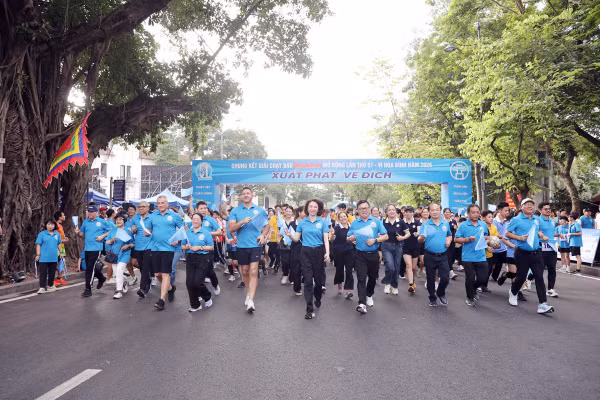 Đại diện lãnh đạo các cơ quan, thành phố và đại biểu khách mời tham gia chạy hướng ứng. (Ảnh: TM)