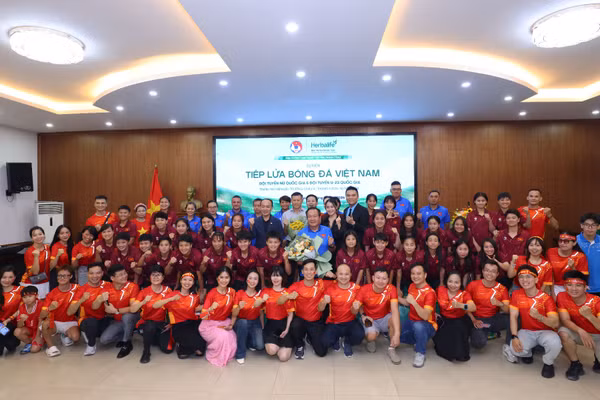 Đội tuyển bóng đá nữ quốc gia và đội tuyển U23 Việt Nam tại chương trình. (Ảnh: MINH GIANG)
