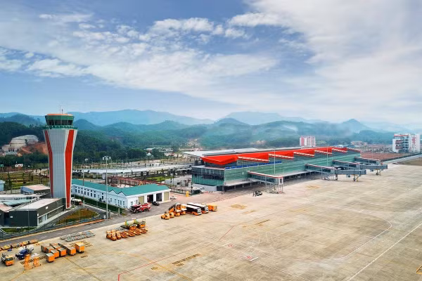 Việc kết nối chặt chẽ từ trung tâm công nghiệp, dịch vụ với cảng biển, sân bay và cửa khẩu chính là nền tảng vững chắc để Quảng Ninh tiến gần hơn tới mô hình logistics hiện đại. Ảnh: Hương Nguyên 